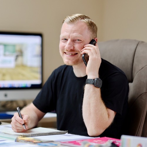 Stefan Landherr, Geschäftsführer der Raumdesign Landherr GmbH, bei der Beratung
