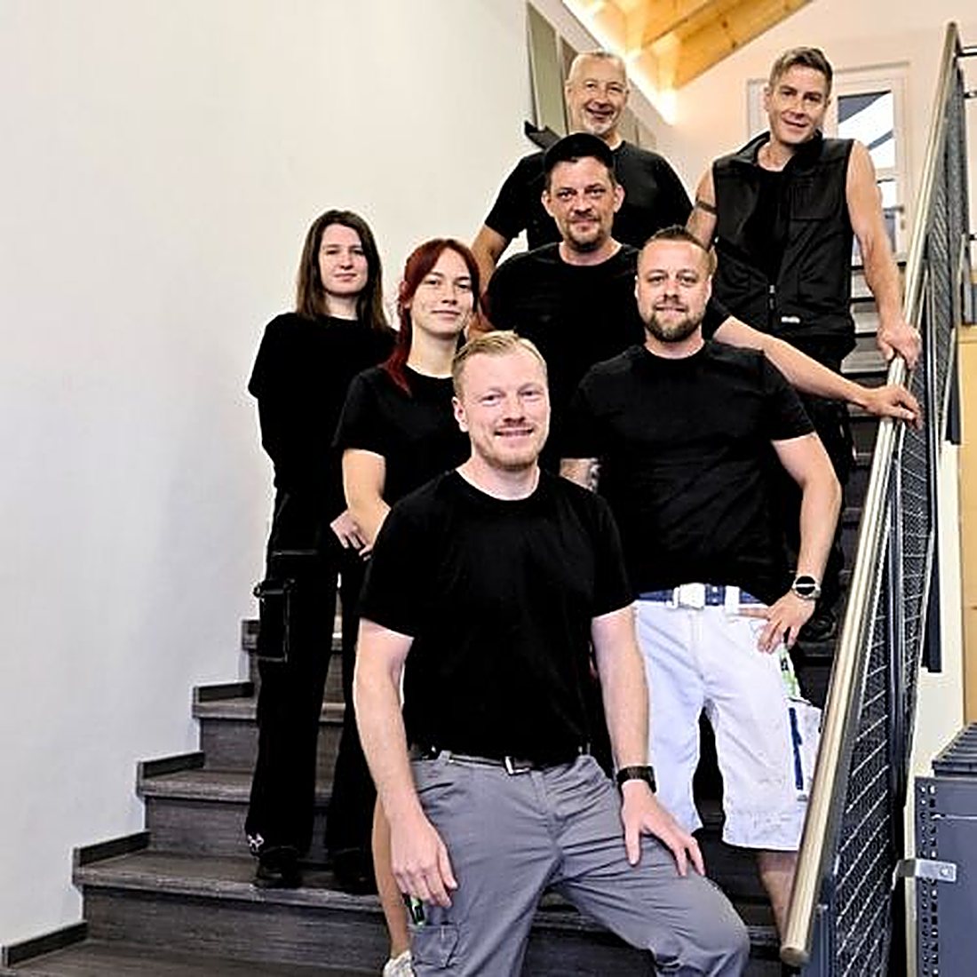 Das Team von Raumdesign Landherr im Treppenhaus des Firmensitzes